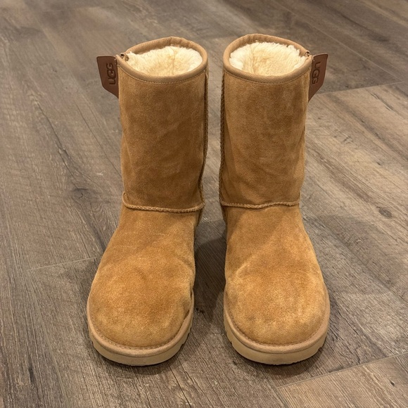 UGG Short Bailey Zip Boots - Picture 4 of 6